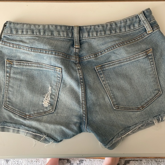 GAP distressed Jean shorts - Picture 3 of 3